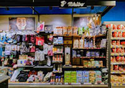 Tchibo-Ecke im Supermarkt mit Kaffee, Zubehör und Aktionswarenregalen.